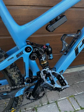 Pivot Trail 429 Enduro Custom + i9 Hydra Trail S Carbon L-XL