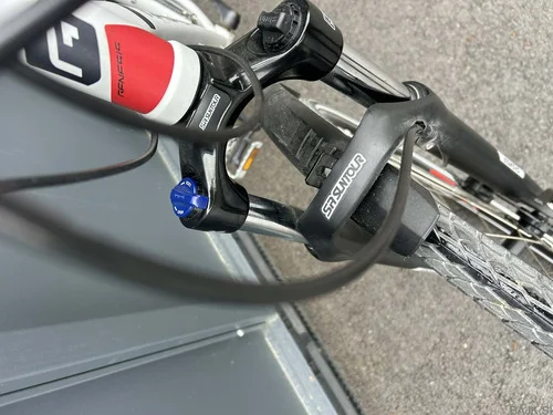 GENESIS aluminijasto treking kolo 28 col, L, praktično novo, nevoženo, hidravlične disk zavore