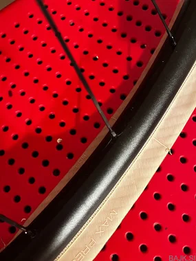 HUNT Gravel Race wheelset – lahek gravel set (poškodovan zadnji obroč)