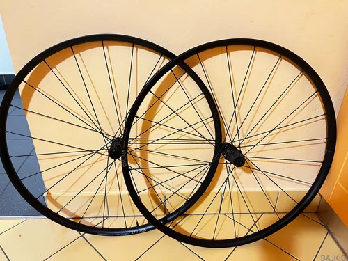 HUNT Gravel Race wheelset – lahek gravel set (poškodovan zadnji obroč)