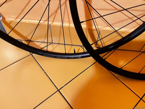 HUNT Gravel Race wheelset – lahek gravel set (poškodovan zadnji obroč)