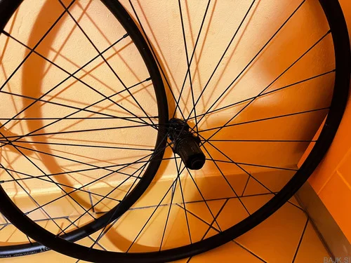 HUNT Gravel Race wheelset – lahek gravel set (poškodovan zadnji obroč)