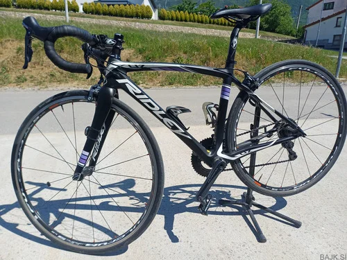Žensko karbonsko cestno kolo znamke Ridley