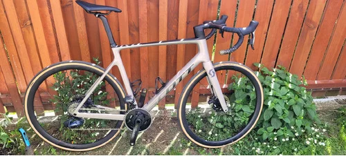 SCOTT ADDICT RC 10 – vrhunsko cestno kolo