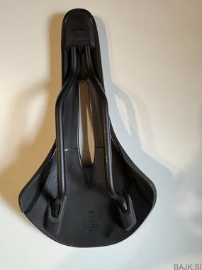 NOV Sedež Fizik Vento Antares R3 (140mm)