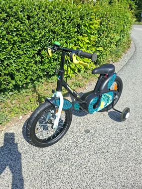 Otroško kolo Btwin 14 s pomožnimi kolesi