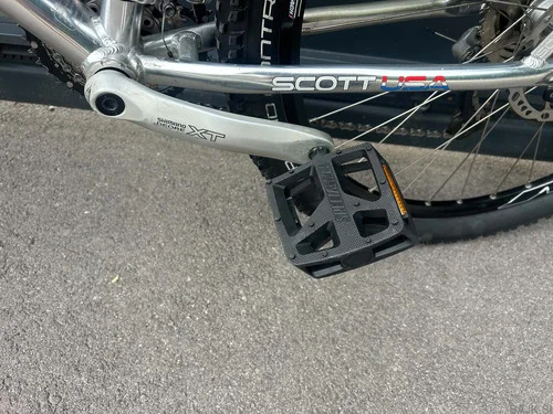 SCOTT MOŠKO ALIMINIJASTO GORSKO KOLO, SHIMANO XT KOMPLET OPREMA, DISKI, BREZHIBEN