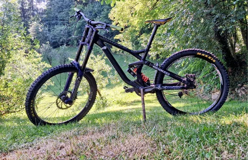 Commencal supreme v3 downhill kolo