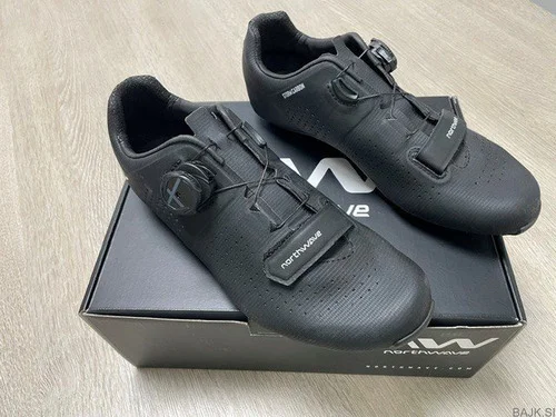 Kolesarski čevlji Northwave Storm Carbon, št.39, črni