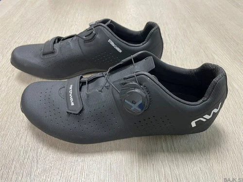 Kolesarski čevlji Northwave Storm Carbon, št.39, črni