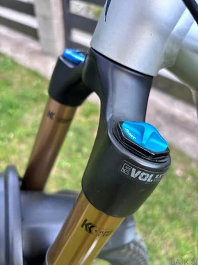 Fox 38 factory grip x2 cena ni zadnja za pravega kupca