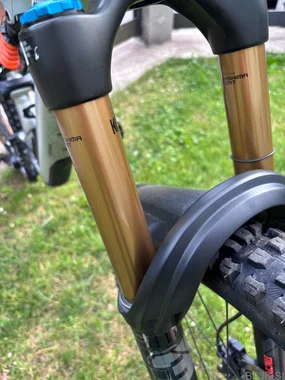 Fox 38 factory grip x2 cena ni zadnja za pravega kupca