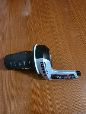 Sram Centera gripshift, 9 prestav, desna ročka