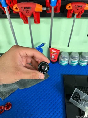 Pokrovček krmila - Top cap Chris King