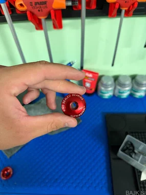 Pokrovček krmila - Top cap Chris King