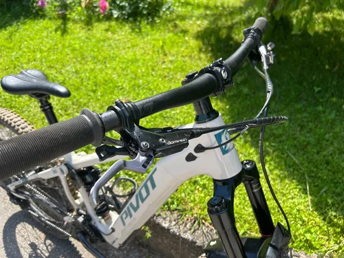 Pivot Shuttle AM