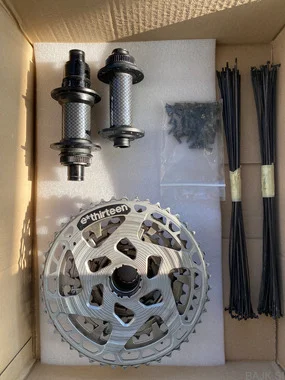 DT Swiss 240/350 Boost Centerlock + XD + e*thirteen Helix 9-46 + Sapim CX-Ray – 150 €