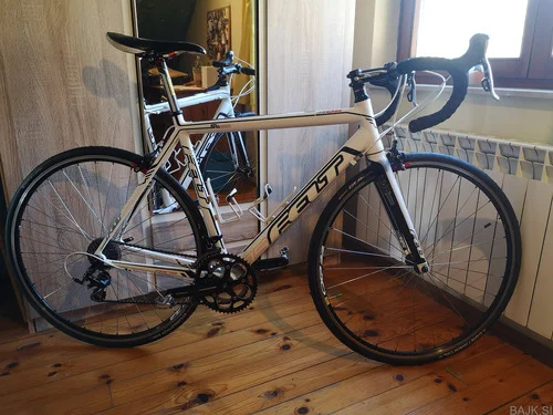 FELT cestno kolo, velikost L 105