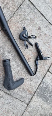 Krmilo Syncros in prestavno-zavorne ročice Shimano 105 (2x11)