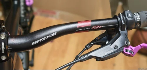 Krmilo Spike 800 Race Riser VIBRO CORE 31,8 mm + pipa Hope Gravity stem.