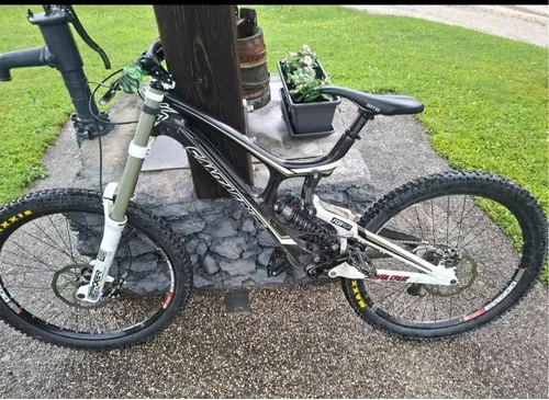 Downhill SANTA CRUZ V10