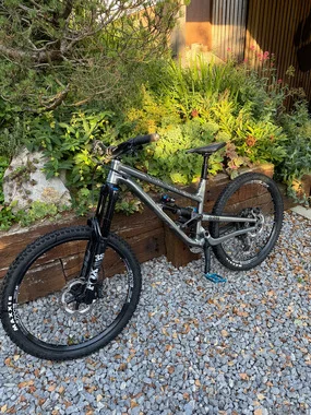 commencal clash