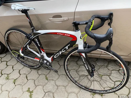 CESTNO KOLO KARBON,CAMPAGNOLO CHORUS 11S,FULCRUM RACING 5,750€