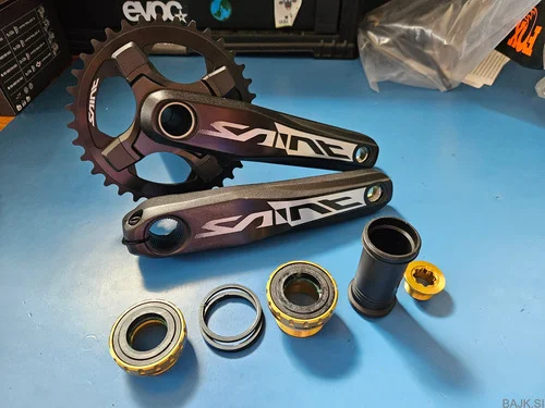 Neue Shimano Saint Kurbel mit Kettenblatt und Innenlager