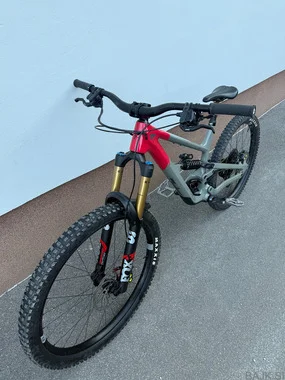 YT Capra Uncaged 10 CF – custom build, letnik 2023