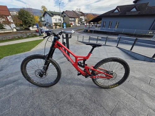 Santa Cruz V10 2024