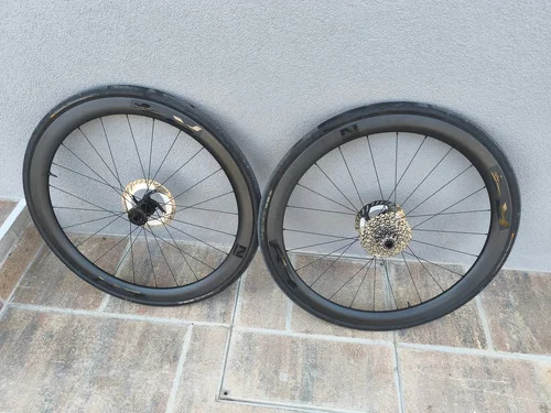Nove karbonske obroče Novatec R4 Disc CL tubless višine 45cm