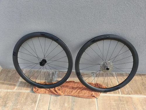 Nove karbonske obroče Novatec R4 Disc CL tubless višine 45cm