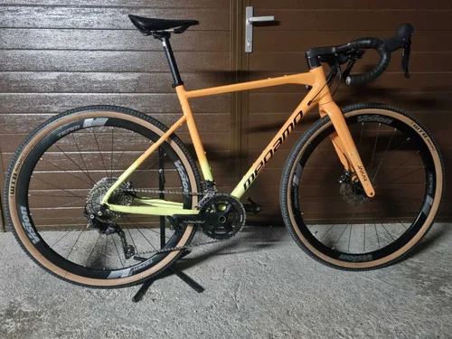 GRAVEL KOLO MEGAMO JAKAR 30 - ORANŽOVÉ (vel.-M)