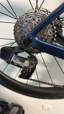 Vrhunsko cestno kolo Scott Addict RC (Velikost L) – Kot novo, le 1500 km!