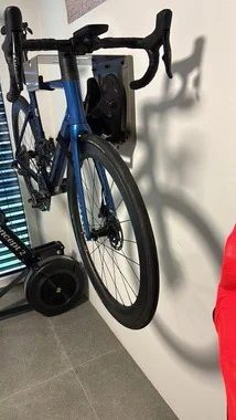 Vrhunsko cestno kolo Scott Addict RC (Velikost L) – Kot novo, le 1500 km!