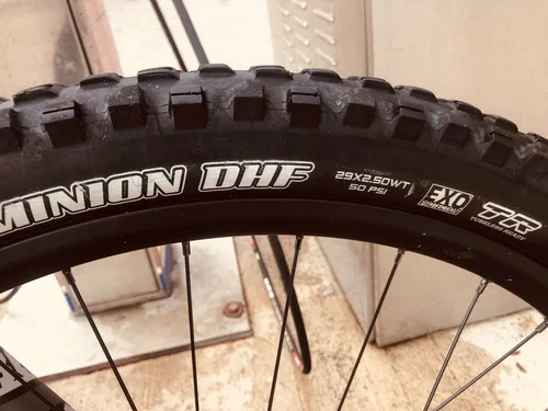 Maxxis Aggressor Minion 2.5 TR  paire pour l'avant et l'arrière