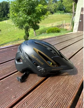 Bell Sixer MIPS Fasthouse Matte/Gloss Black/Gold - velikost M