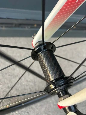 LOOK 695 karbonska specialka, Ultegra DI2, novi obroči in nove gume