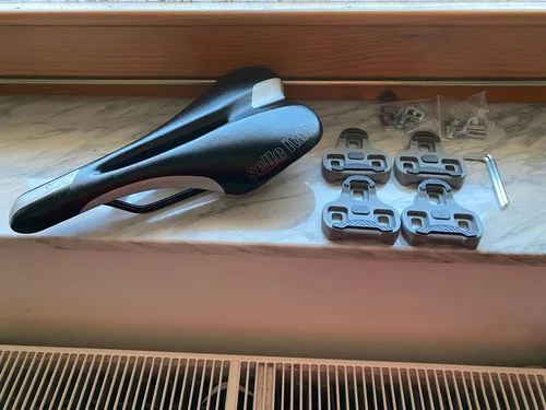 SELLE ITALIA KOLESARSKI SEDEŽ,poleg podarim 2 seta LOOK KEO blokejev