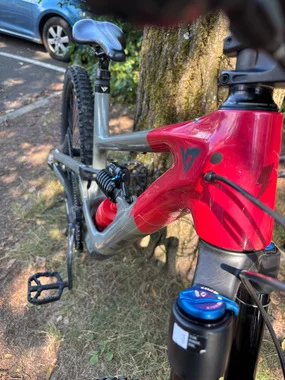 YT Capra Uncaged 10 MX CF Magura bremze