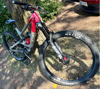 YT Capra Uncaged 10 MX CF Magura bremze