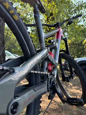 YT Capra Uncaged 10 MX CF Magura bremze