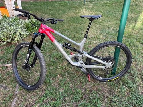 YT Capra Uncaged 10 MX CF Magura bremze