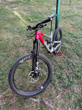 YT Capra Uncaged 10 MX CF Magura bremze