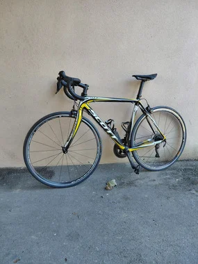Scott carbon road bike, size M, Shimano 105 groupset