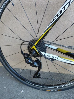 Scott carbon road bike, size M, Shimano 105 groupset