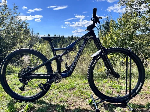 Focus Jam 8.8 Nine 2022-Carbon full-suspension mountain bike with carbon frame
