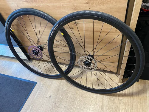 KOTAČI NAPLATCI ZA CESTOVNI BICIKL SHIMANO ZA DISK KOČNICE, rabljeno 500m