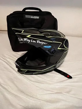Troy Lee Design D4 Carbon