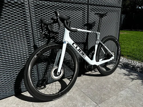 Vélo de route endurance CUBE Agree C:62 Race